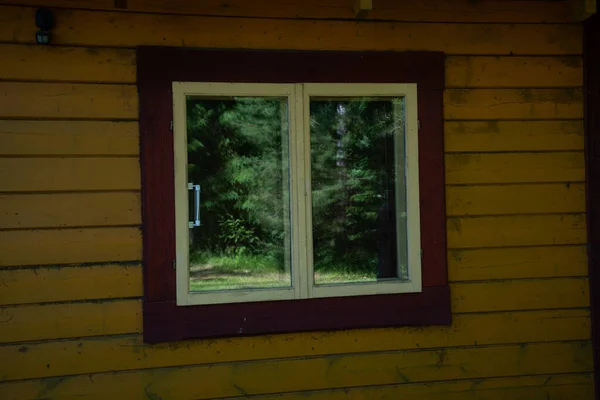 Wooden Sauna Window Red Wooden Frame Window Reflects Beautiful Green — Stock Photo, Image