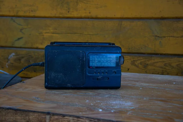 Een Oude Zwarte Radiorecorder Met Een Antenne Staat Een Houten — Stockfoto