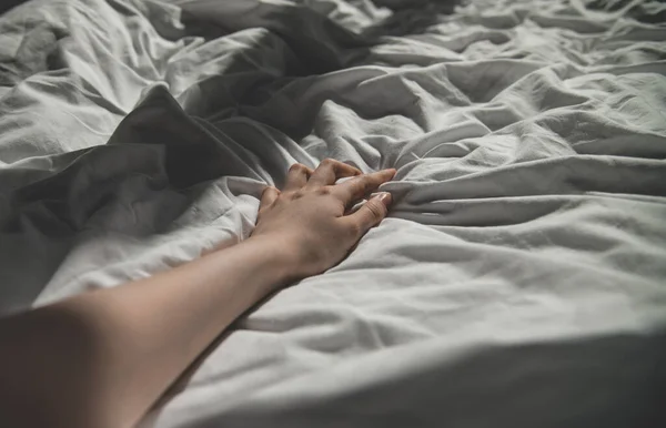 Рука Молодой Женщины Занимающейся Сексом Спальне — стоковое фото