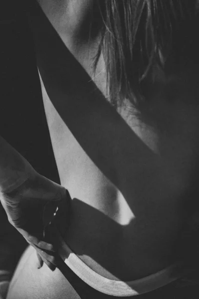 Тело Сексуальной Молодой Девушки Черными Трусиками Лучи Летнего Солнца Сияют — стоковое фото
