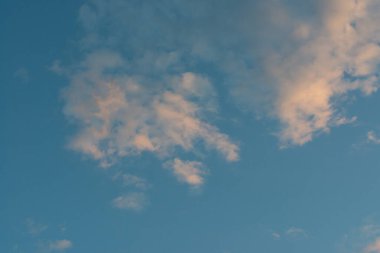 Karanlık, kasvetli gökyüzü. Mavi gökyüzüne karşı gündüz ışığı olan gri bulutlar. Dramatik kara bulutlar gökyüzü. Doğal manzara manzarası