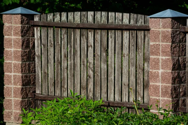 Panels Classic Wooden Featheredge Garden Fence Concrete Support Posts — Foto de Stock