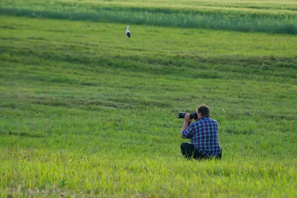 Fotógrafo Sexo Masculino Tira Fotos Fora Uma Paisagem Milheiral Lado — Fotografia de Stock