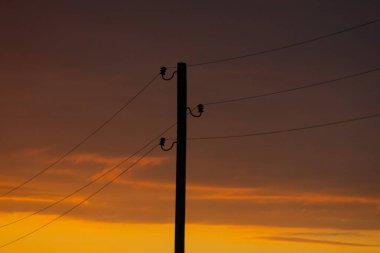 Fotokopi uzaylı yüksek elektrik direğinin silüeti.