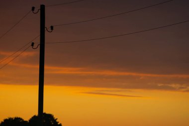 Fotokopi uzaylı yüksek elektrik direğinin silüeti.