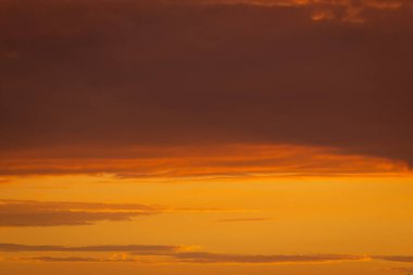 Gündoğumu gökyüzünde çeşitli tonlarda renkli bulutlar. Soyut ve dramatik bulutlar arkaplan.