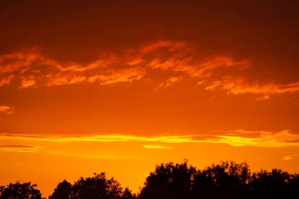 Orangefarbene Und Gelbe Wolken Bei Sonnenuntergang — Stockfoto