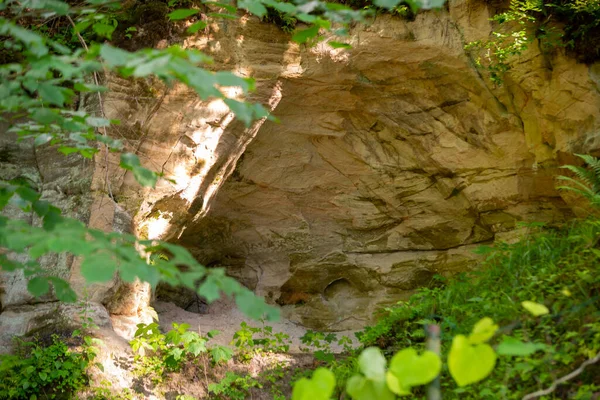 Grotta Rocciosa Sabbia Una Foresta Verde Dove Calda Luce Solare — Foto Stock