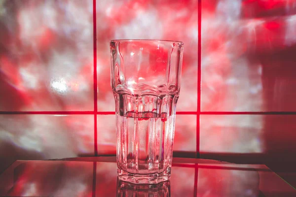 Kristályüveg Koktélokhoz Vízzel Üveg Felszínén Absztrakt Háttér Piros Füst Fény — Stock Fotó