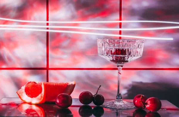 Kristályüveg Koktélokhoz Egy Üveg Felületen Gyümölcsök Szőlő Grapefruit Üveg Mellett — Stock Fotó