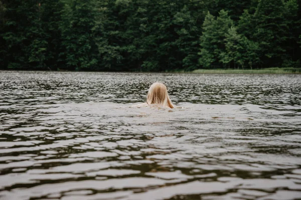 Kadın Yüzmek Için Nehre Gidiyor Sabah Erkenden — Stok fotoğraf