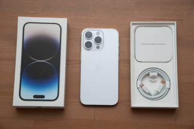 Riga, Letonya - 25 Eylül 2022: Yeni çıkan beyaz iPhone 14 Pro ve paketleme kutusu