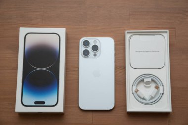 Riga, Letonya - 25 Eylül 2022: Yeni çıkan beyaz iPhone 14 Pro ve paketleme kutusu