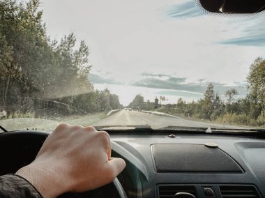 Trafik sıkışıklığı, otoyolda araba kullanmak, güneşli bir günde direksiyona yakın durmak.