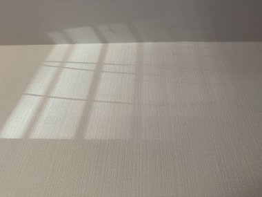 Beyaz bir duvardaki gölgeler, güneşten parlayan camlar..