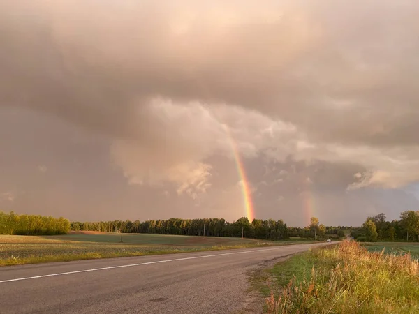 Paisaje Con Autopista Amanecer Temprano Rosa Con Doble Arco Iris — Foto de Stock