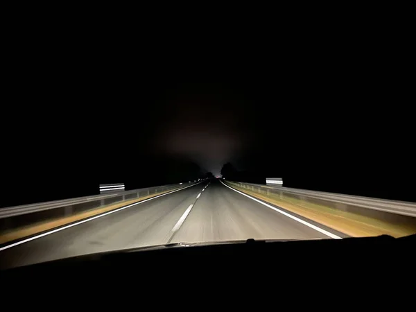 Bardzo Szybka Jazda Samochodem Nocą Autostradzie Której Boki Ograniczone Metalowymi — Zdjęcie stockowe