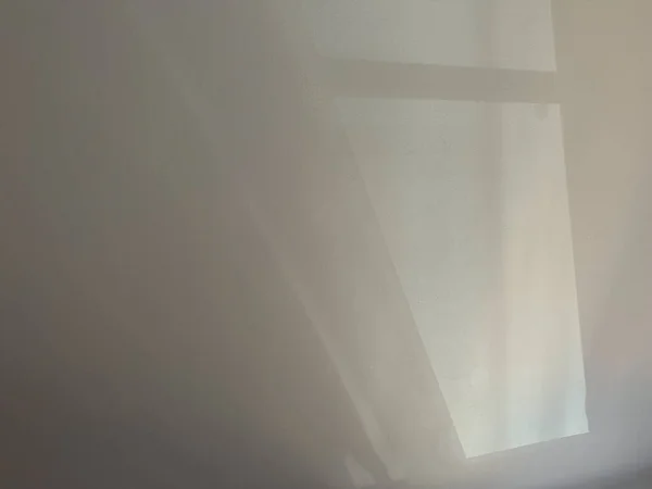 Тіні Білій Стіні Від Сонця Сяє Крізь Вікна — стокове фото