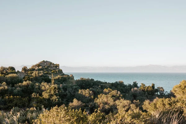 Чудовий Вид Море Греції Горами Горизонті Зеленими Кущами Горами Передньому — стокове фото
