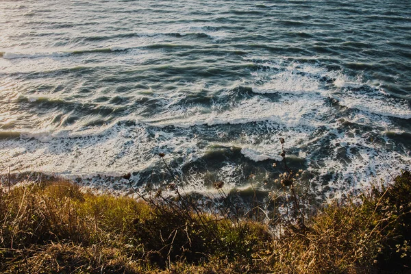 在沙岩悬崖壁上 蓝色的海水波涛汹涌 白色的泡沫冲刷着海岸 — 图库照片