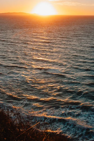 Hermosa Puesta Sol Agua Ondulada Orilla Del Mar Grecia Con —  Fotos de Stock