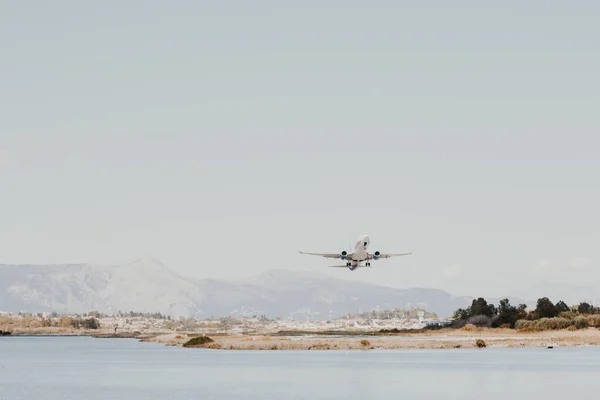 2022 Yunanistan Korfu Uçak Mavi Üzerinden Havaalanından Kalkıyor Ufuktaki Dağlar — Stok fotoğraf
