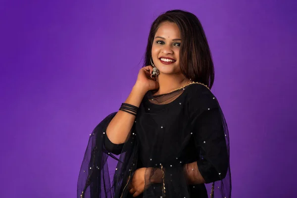 Portrait Young Girl Woman Posing Purple Background — Stock fotografie