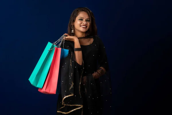 Beautiful Indian Young Girl Woman Holding Posing Shopping Bags Dark — Foto Stock