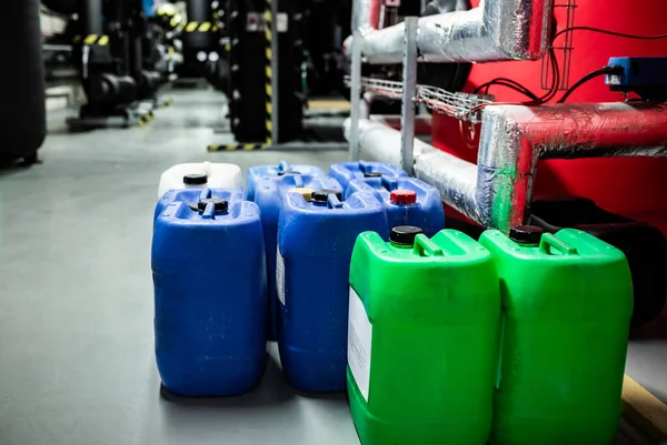 化学倉庫内の化学物質との樽 着色容器 廃棄物管理 — ストック写真