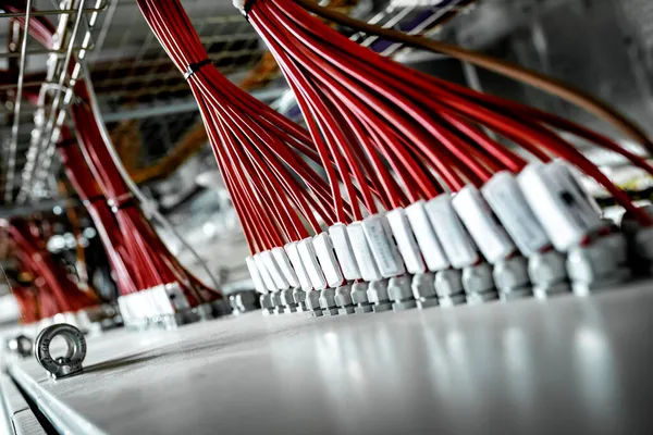 Stromverteilungssystem Kabel Zum System Rote Elektrische Leitungen Industrielle Umgebung — Stockfoto