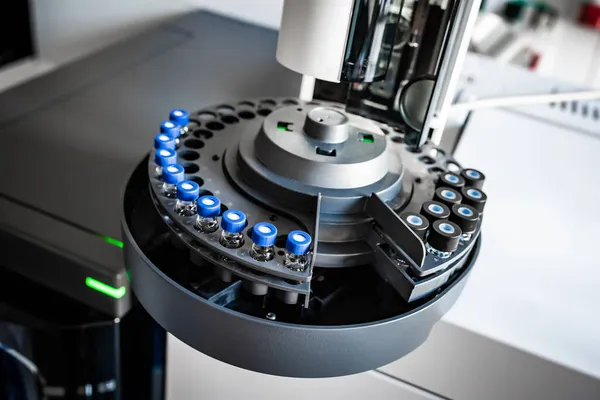 小さなガラス試験管 実験室環境を有する生化学分析装置 — ストック写真