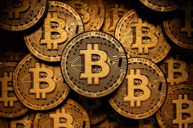 Metal Bitcoin kripto para birimlerinin 3 boyutlu görüntülenmesi, elektronik merkeziyetçi para kavramı, gelecekteki ödeme ekonomisi piyasası