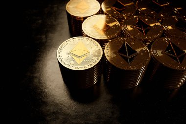 Metal Ethereum kripto para birimlerinin 3 boyutlu görüntülenmesi, elektronik merkeziyetçilikten arındırılmış para konsepti, gelecekteki ödeme ekonomisi piyasası, altın paralar