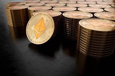 Metal Ethereum kripto para birimlerinin 3 boyutlu görüntülenmesi, elektronik merkeziyetçilikten arındırılmış para konsepti, gelecekteki ödeme ekonomisi piyasası, altın paralar