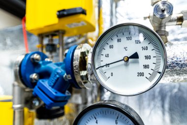 Basınç borularının barometreleri, ısı ve su dağıtım teknolojisi olan fabrikanın yeraltı tesisleri.