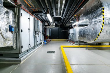 Fabrikanın yeraltı tesislerindeki pompa istasyonu, ısı istasyonu ve su arıtma tesisi, pompalar ve vanalar, siyah boru hatları