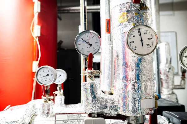 圧力管上の気圧計 水分布技術を有する工場の地下施設 — ストック写真