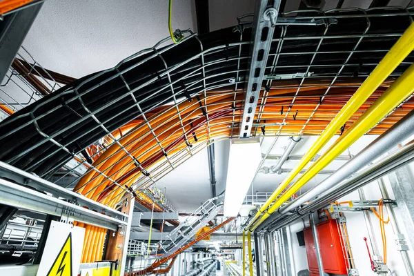 Elektrische Leitungen Und Metallleitungen Der Decke Des Gebäudes Installiert — Stockfoto