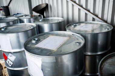 Laboratuvarlardan tehlikeli kimyasallar içeren büyük metal variller, atık yönetimi konsepti, endüstriyel arka plan, zehirli kimyasallar