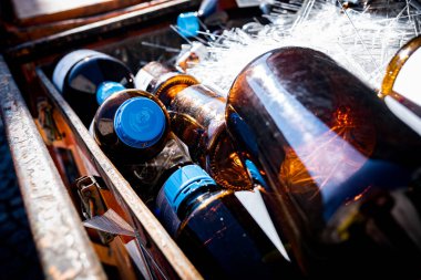 Atık kimyasallar içeren cam şişeler, atık yönetimi kavramı, endüstriyel kavram