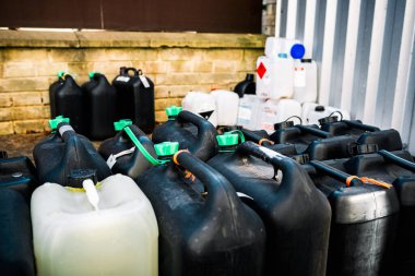 Endüstriden tehlikeli kimyasallar içeren plastik variller, atık yönetimi kavramı, iş kavramı
