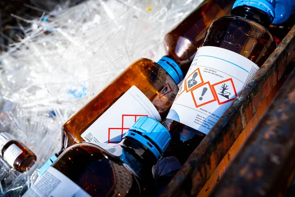 Bottiglie Vetro Contenenti Sostanze Chimiche Scarto Concetto Gestione Dei Rifiuti — Foto Stock
