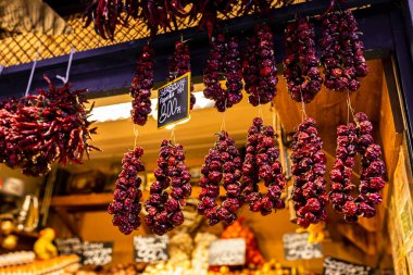 Kırmızı biberler yakından çekildi, Budapeşte 'de Macaristan' ın Büyük Market Salonu 'ndaki pazarda çekildi.