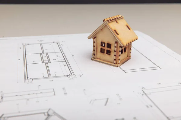 Mini modelo de madera de la casa en el dibujo — Foto de Stock