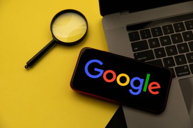 Tula, Rusya - 08 Nisan 2021: iPhone ekranında Google logosu