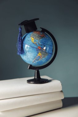 Uluslararası eğitim kavramı. Mezuniyet şapkalı dünya.