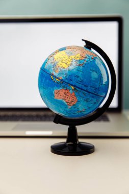 Dizüstü bilgisayarlı dünya küresi. Dikey resim