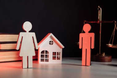 Ahşap bir çift ve ev modeli. Hukuk ve boşanma kavramı