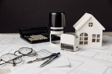 Ev, hesap makinesi ve pul modeline sahip proje planı, bina maliyetleri