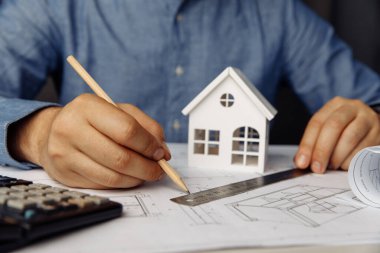 Kalem kullanarak mimari proje üzerinde çalışan inşaat mühendisi